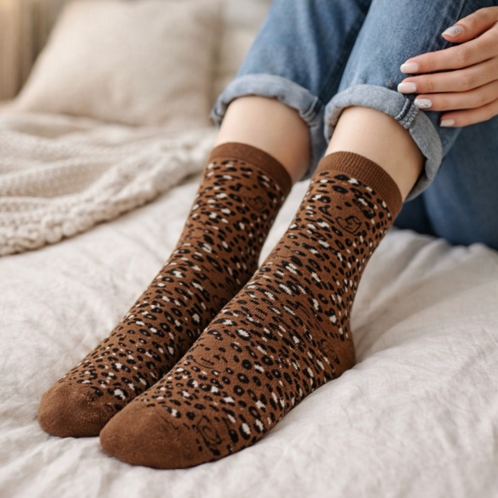 UNISEX AMERICAN EAGLE SNOOPY PEANUTS LEOPARD PRINT CREW SOCKS ONE SIZE NWT